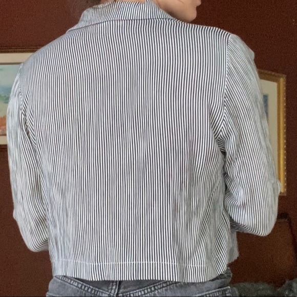 Long Sleeve Flare Stripped Crop Top - Picture 2 of 3